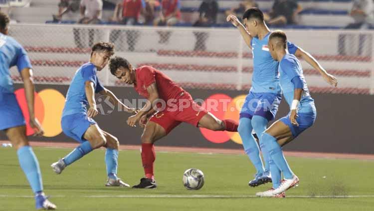 Gelandang Timnas Indonesia U-23, Osvaldo Haay (tengah) berusaha lepas dari kepungan pemain Singapura dalam lanjutan SEA Games 2019, Kamis (28/11/2019).