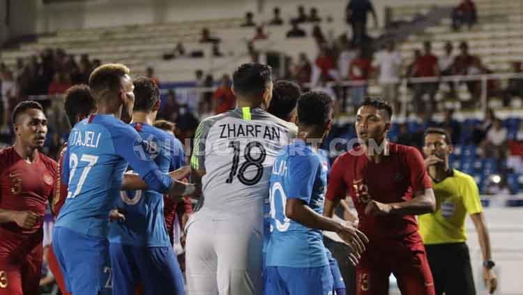 Momen kelahi pada laga Indonesia vs Singapura.