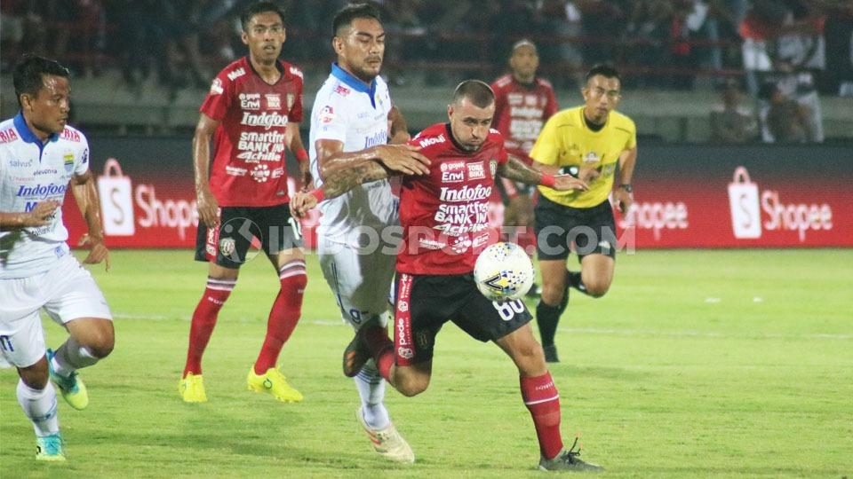 Omid Nazari membayangi pergerakan lawan dalam laga pekan ke-29 Shopee Liga 1 2019 antara Bali United vs Persib Bandung di Stadion Kapten I Wayan Dipta, Gianyar, Kamis (28/11/19). Copyright: Nofik Lukman Hakim/INDOSPORT