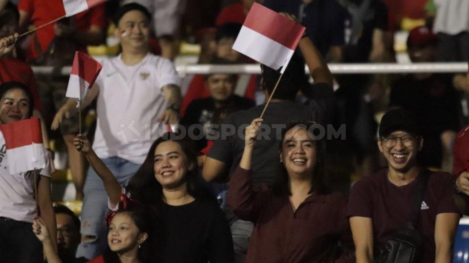 Suporter Cantik dan para penonton tampak bahagia di tribun stadion pada pertandingan SEA Games 2019 antara Timnas Indonesia U-23 vs Singapura U-23