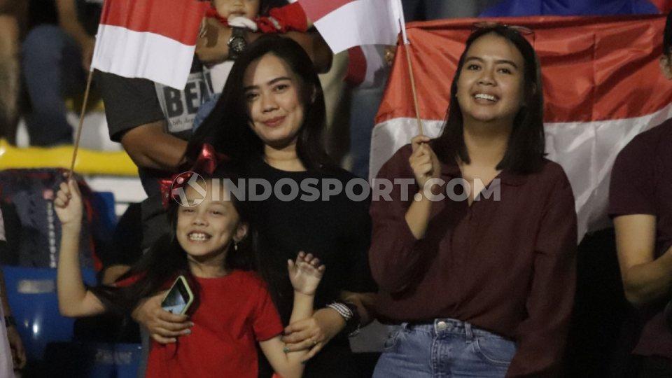 Suporter Cantik hadir bersama anaknya mendukung Skuat Garuda di pertandingan SEA Games 2019 antara Timnas Indonesia U-23 vs Singapura U-23