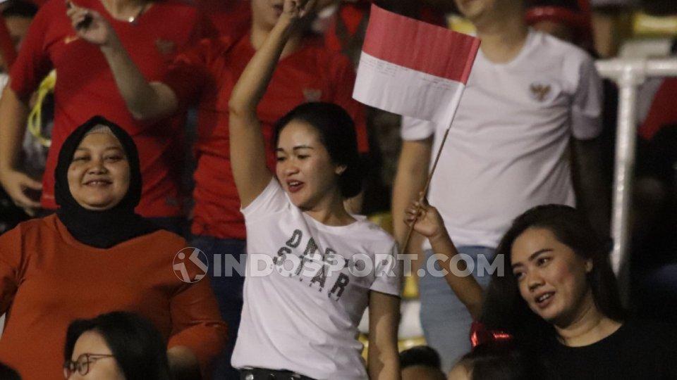 Suporter Cantik tampak enerjik memberi semangat ke Skuat Garuda di pertandingan SEA Games 2019 antara Timnas Indonesia U-23 vs Singapura U-23, Kamis (28/11/19) malam WIB.