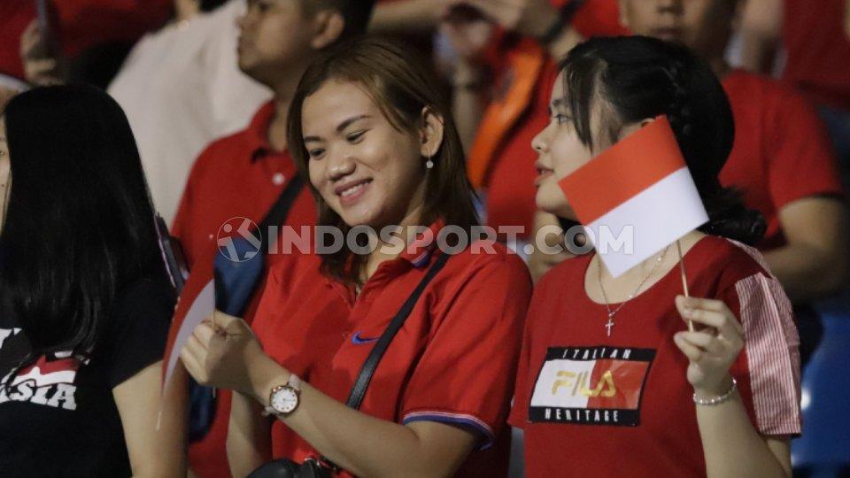 Suporter Cantik mengibarkan bendera merah putih pada pertandingan SEA Games 2019 antara Timnas Indonesia U-23 vs Singapura U-23, Kamis (28/11/19) malam WIB.