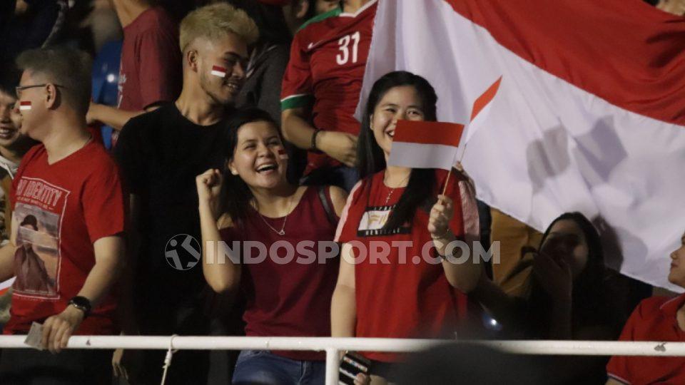 Suporter Cantik tertawa riang saat Skuat Garuda mencetak keunggulan pada pertandingan SEA Games 2019 antara Timnas Indonesia U-23 vs Singapura U-23, Kamis (28/11/19) malam WIB.