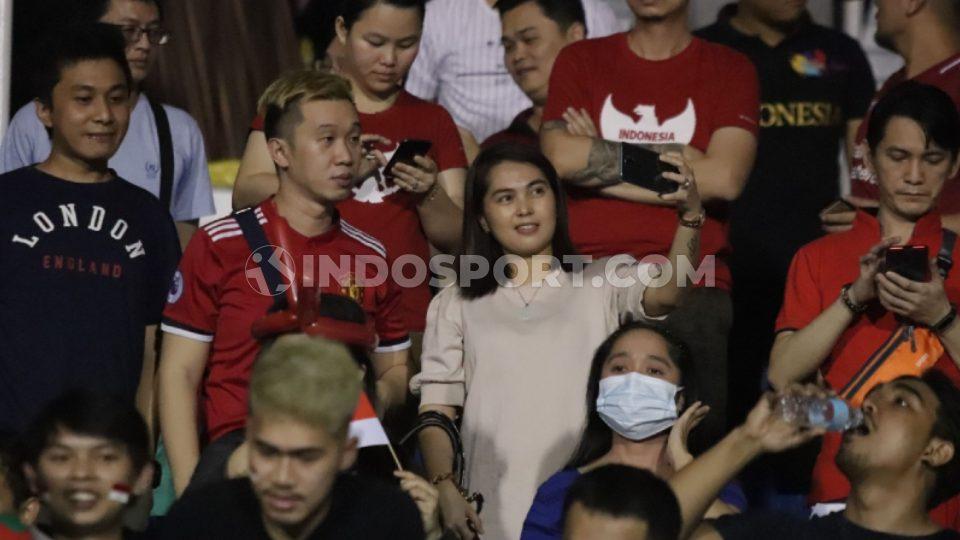 Suporter Cantik tampak berfoto di tribu saat memeriahkan pertandingan SEA Games 2019 antara Timnas Indonesia U-23 vs Singapura U-23, Kamis (28/11/19) malam WIB.