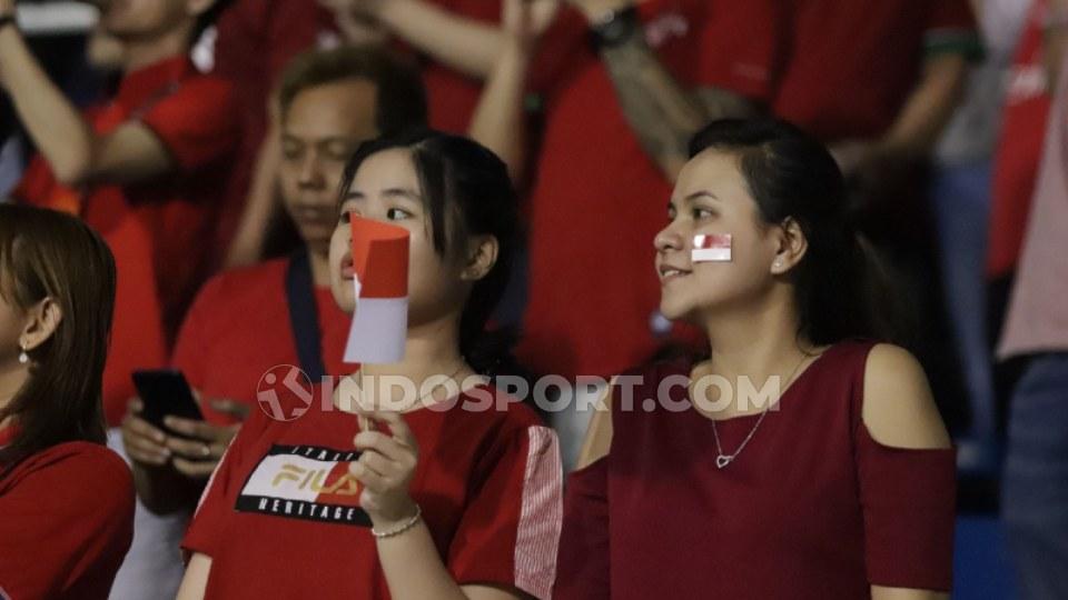 Suporter Cantik dengan atribut merah-putih hadir pada pertandingan SEA Games 2019 antara Timnas Indonesia U-23 vs Singapura U-23, Kamis (28/11/19) malam WIB.