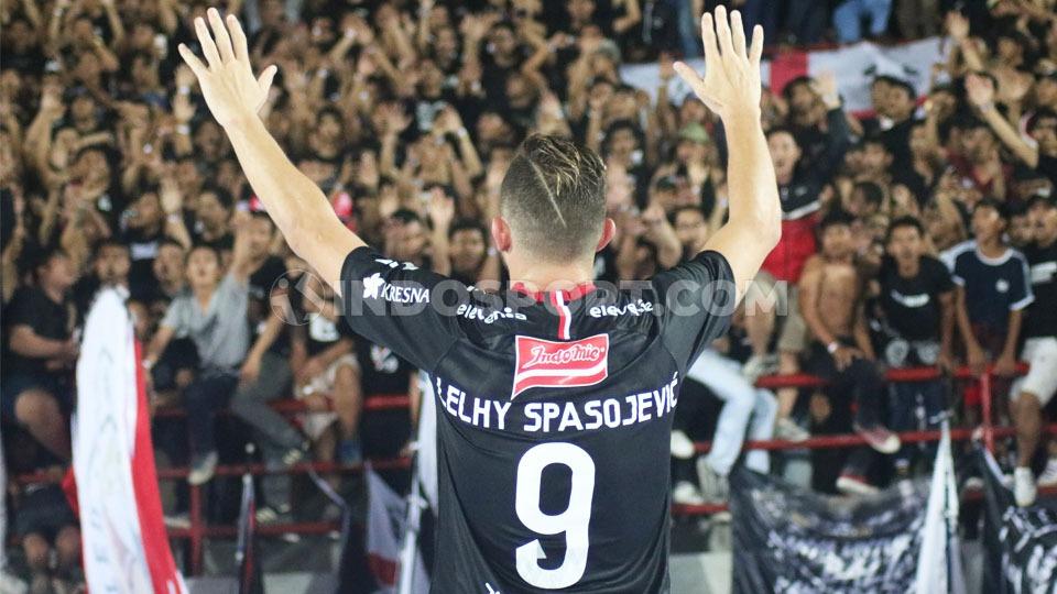 Ilija Spasojevic mengenakan jersey dengan nama almarhumah istrinya, saat menyapa para suporter di pertandingan Liga 1 antara Bali United vs Persib Bandung, Kamis (28/11/19). Copyright: Nofik Lukman Hakim/INDOSPORT