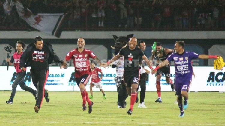 Selebrasi pemain Bali United usai mengalahkan Persib Bandung 3-2 pada laga pekan ke-29 Shopee Liga 1 2019 di Stadion Kapten I Wayan Dipta, Gianyar, Kamis (28/11/19). Copyright: Nofik Lukman Hakim/INDOSPORT