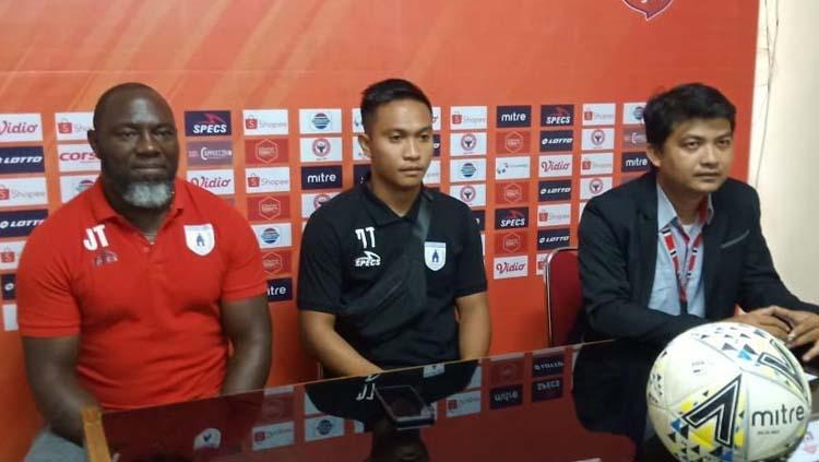 Gelandang klub Liga 1 2019, Persipura Jayapura, Muhammad Tahir (tengah) bersama sang pelatih, Jacksen Tiago