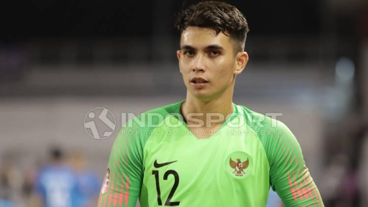 Kiper Timnas U-23, Nadeo Argawinata, dalam pertandingan melawan Singapura di SEA Games 2019.