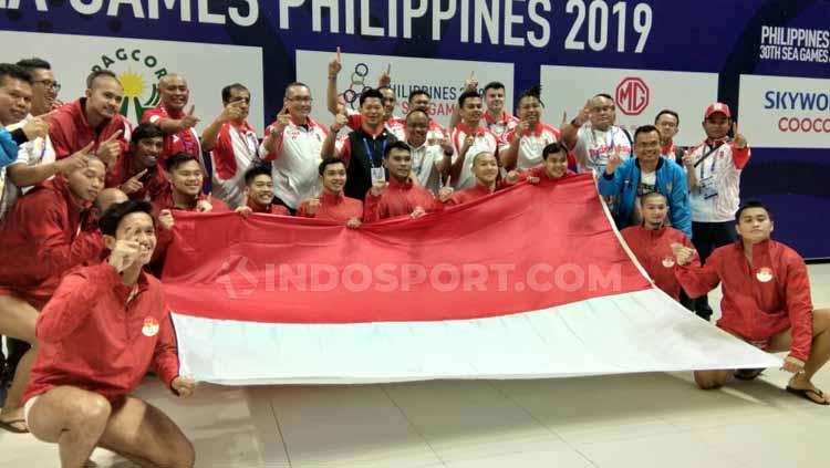 Timnas Polo Air Indonesia raih medali emas dan membentangkan bendera merah putih di Aquatic Stadium, Clark, Filipina, Jumat (29/11/19). - INDOSPORT