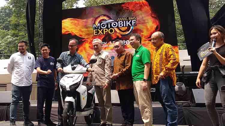 IIMS Motobike Expo 2019 resmi dibuka hari ini Jumat (29/10/19) di Istora Senayan. Menteri Perindustrian, Agus Gumiwang Kartasasmita hadir memberi sambutan. - INDOSPORT
