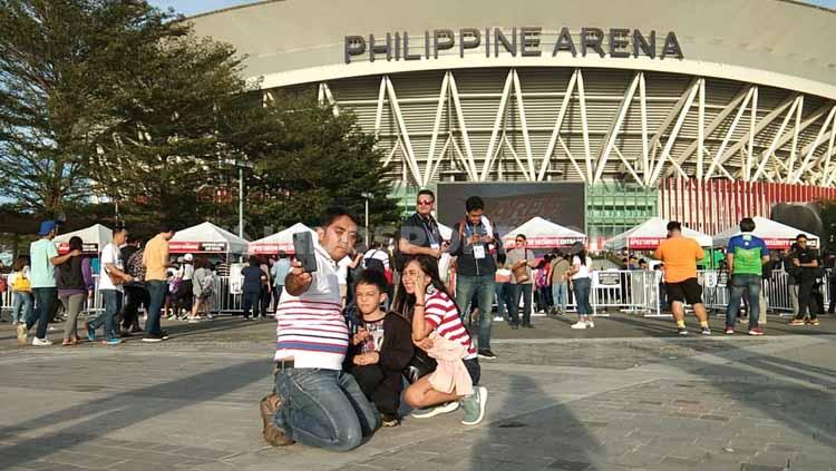 Banyak orang yang berfoto di depan Philippine Arena beberapa jam sebelum acara pembukaan (opening) SEA Games 2019.