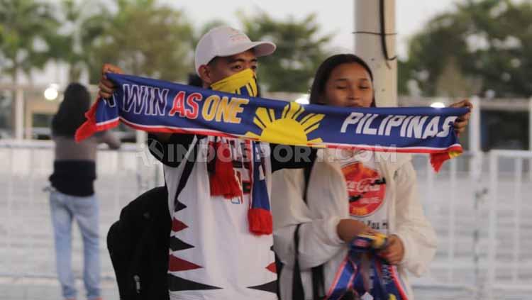Warga Filipina nampak antusias menggunakan atribut khas negaranya demi memeriahkan opening SEA Games 2019 di Philippine Arena.