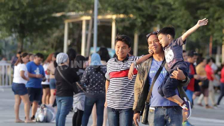 Sejumlah pengunjung turut serta membawa anak-anaknya datang langsung ke Philippine Arena untuk menyaksikan opening SEA Games 2019 di Filipina.