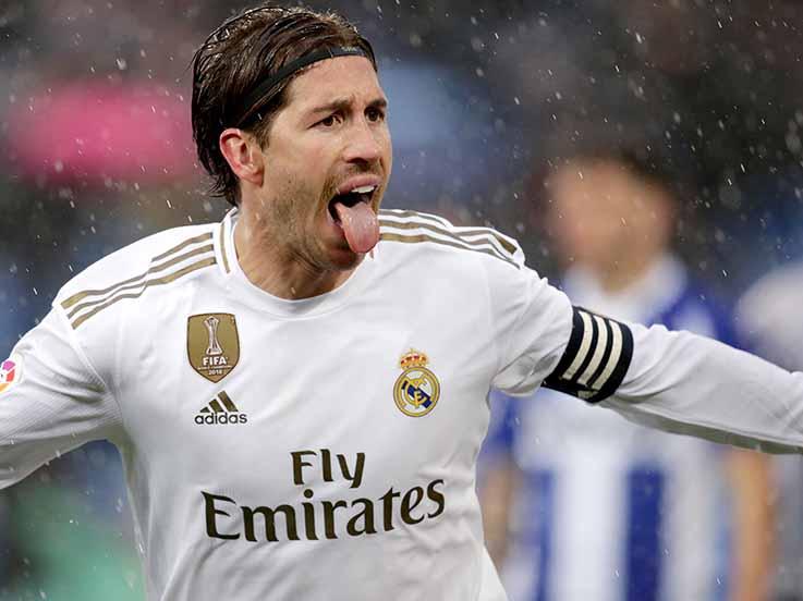 Sergio Ramos melakukan selebrasi usai cetak gol ke gawang Alaves Copyright: David S. Bustamante/Soccrates/Getty Images