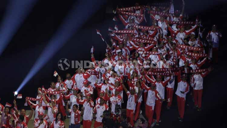 Para kontingen Indonesia menyambut meriah opening ceremony SEA Games 2019 di Philippine Stadium, Sabtu (30/11/19). Foto: Ronald Seger Prabowo/INDOSPORT