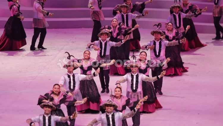 Penari menunjukkan tarian istimewa di opening ceremony SEA Games 2019 di Philippine Stadium, Sabtu (30/11/19). Foto: Ronald Seger Prabowo/INDOSPORT