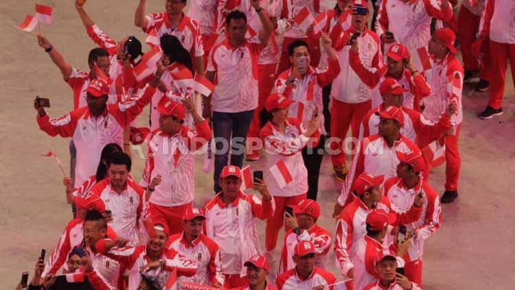 Kontingen Indonesia masuk ke atas panggung di acara opening ceremony SEA Games 2019 di Philippine Stadium, Sabtu (30/11/19). Foto: Ronald Seger Prabowo/INDOSPORT