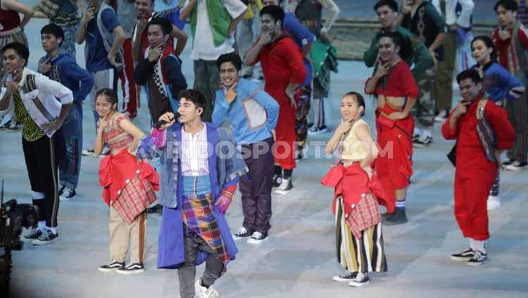 Sejumlah pengisi acara bernyanyi dan menari di opening ceremony SEA Games 2019 di Philippine Stadium, Sabtu (30/11/19). Foto: Ronald Seger Prabowo/INDOSPORT