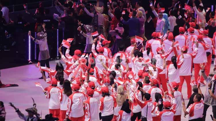 Para kontingen Indonesia diperkenalkan saat opening ceremony SEA Games 2019 di Philippine Stadium, Sabtu (30/11/19). Foto: Ronald Seger Prabowo/INDOSPORT