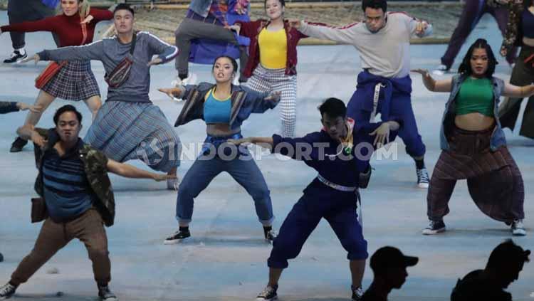 Para penari menampilkan pertunjukan yang meriah di opening ceremony SEA Games 2019 di Philippine Stadium, Sabtu (30/11/19). Foto: Ronald Seger Prabowo/INDOSPORT