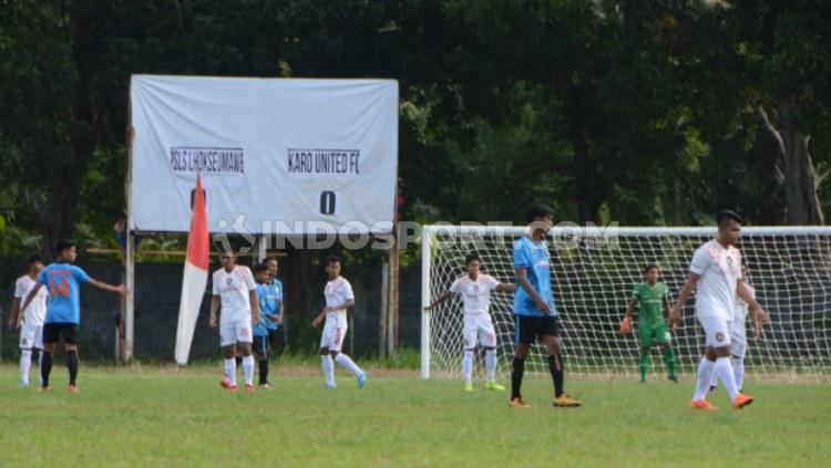 PSLS Lhokseumawe (baju biru) saat menghadapi Karo United di leg 1 babak kedua Liga 3 Regional Sumatera, Sabtu (30/11/19). - INDOSPORT