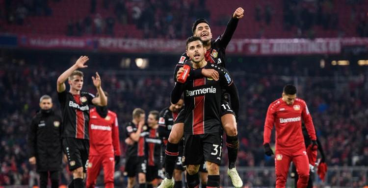 Selebrasi pemain Bayer Leverkusen saat mampu meraih kemenangan atas Bayern Munchen di pekan ke-13 Bundesliga Jerman, Minggu (01/12/19). Copyright: https://twitter.com/bayer04_en