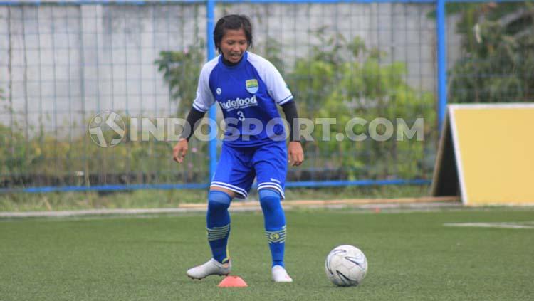 Kapten tim sepak bola Persib Putri, Een Sumarni mengakui ada rasa jenuh saat menjalani latihan mandiri. - INDOSPORT