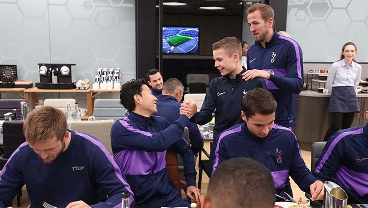 Callum Heynes, bocah ball boy yang dianggap telah membantu Harry Kane mencetak gol diundang makan malam oleh skuat klub Liga Inggris, Tottenham Hotspur.