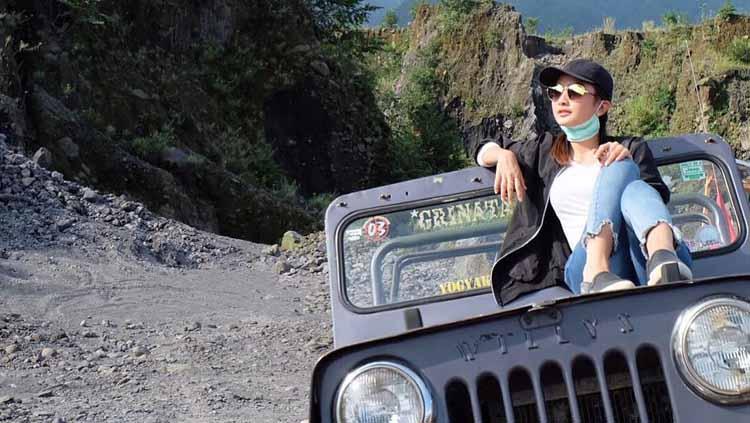 Potret Regina Valeria Putri di gunung merapi.