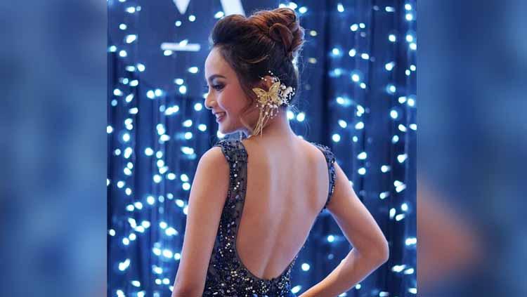 Regina Valeria Putri mengenakan gaun warna biru salah satu pesta di Palembang.