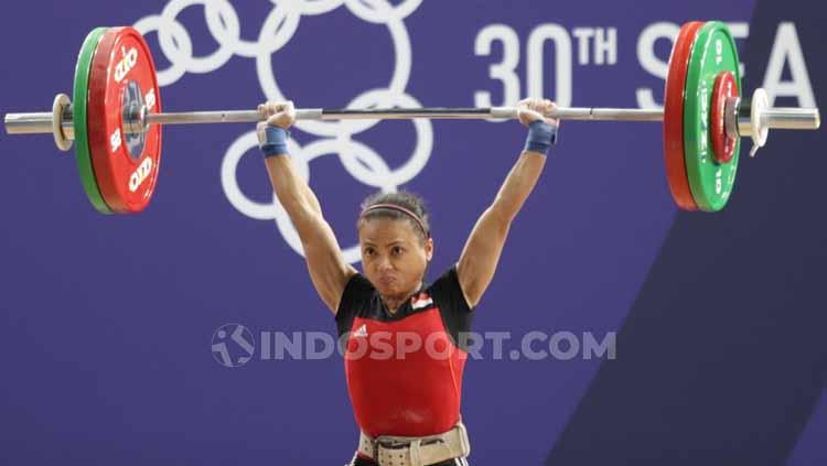 Potret kekecewaan lifter putri Indonesia, Lisa Setiawati usai gagal meraih emas di nomor 45 kg di Nino Aquino Stadium, Minggu (01/12/19). Foto: Ronald Seger Prabowo - INDOSPORT