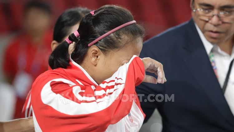 Lisa Setiawati yang gagal meraih emas SEA Games 2019 mendapat dukungan semangat dari Eko Yuli dan Menpora Indonesia, Zainudin Amali. - INDOSPORT