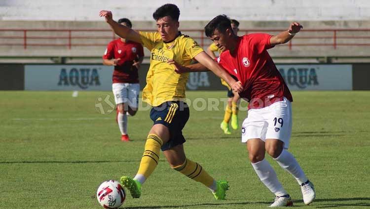 Bek Indonesia U-20 Allstar, Alfeandra Dewangga saat mengawal pergerakan penyerang Arsenal FC U-18, Sam Greenwood dalam laga Bali U-20 International Cup 2019 di Stadion Kapten I Wayan Dipta, Gianyar, Minggu (1/12/19) sore. Copyright: Nofik Lukman Hakim/INDOSPORT