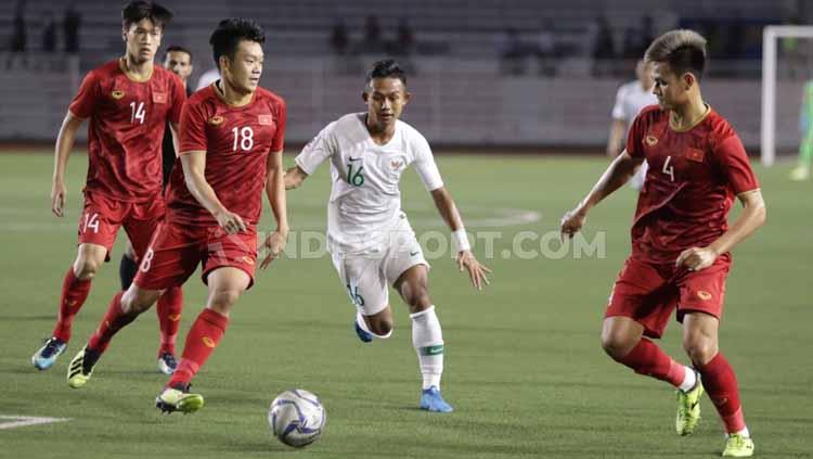 Sejumlah pemain Vietnam berusaha menghentikan laju bintang Timnas Indonesia U-23 Sani Rizki di Rizal Memorial dalam lanjutan penyisihan Grup B SEA Games 2019.
