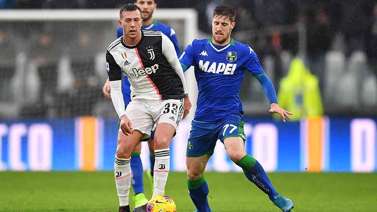 Duel Federico Bernardeschi dengan Giorgio Kyriakopoulos Copyright: Valerio Pennicino - Juventus FC/Juventus FC via Getty Images