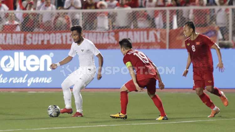 Pemain Timnas Indonesia U-23, Saddil Ramdani tengah mencari celah untuk menembus pertahanan lini belakang Vietnam dalam lanjutan SEA Games 2019.