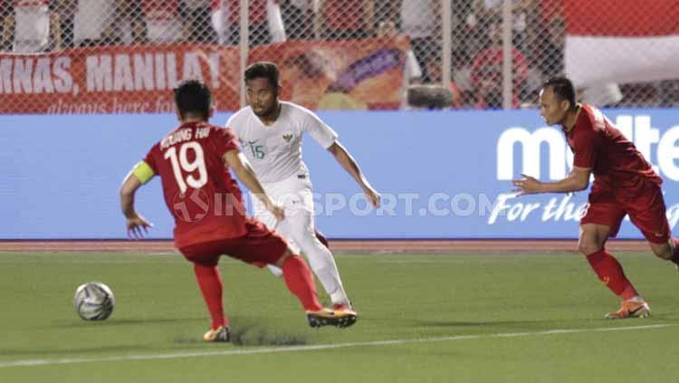 Kerja keras Saddil Ramdani yang berupaya melewat hadangan Vietnam untuk memberi bola ke pemain Timnas Indonesia U-23 dalam SEA Games 2019.