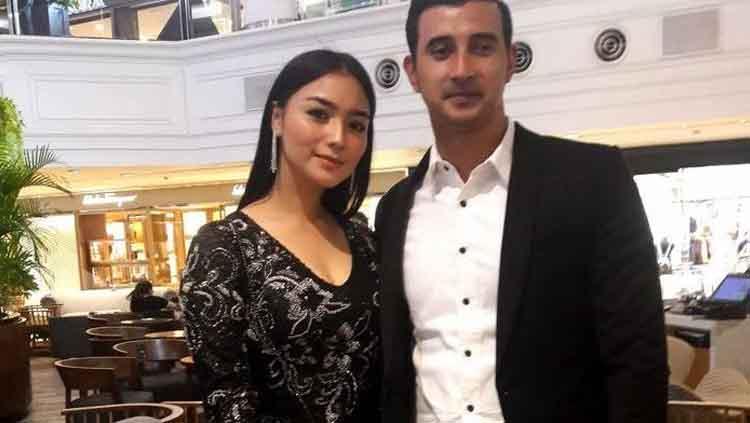 Salah satu selebritas Indonesia, Citra Kirana (kiri) bersama sang mantan kekasih, Ali Syakieb.