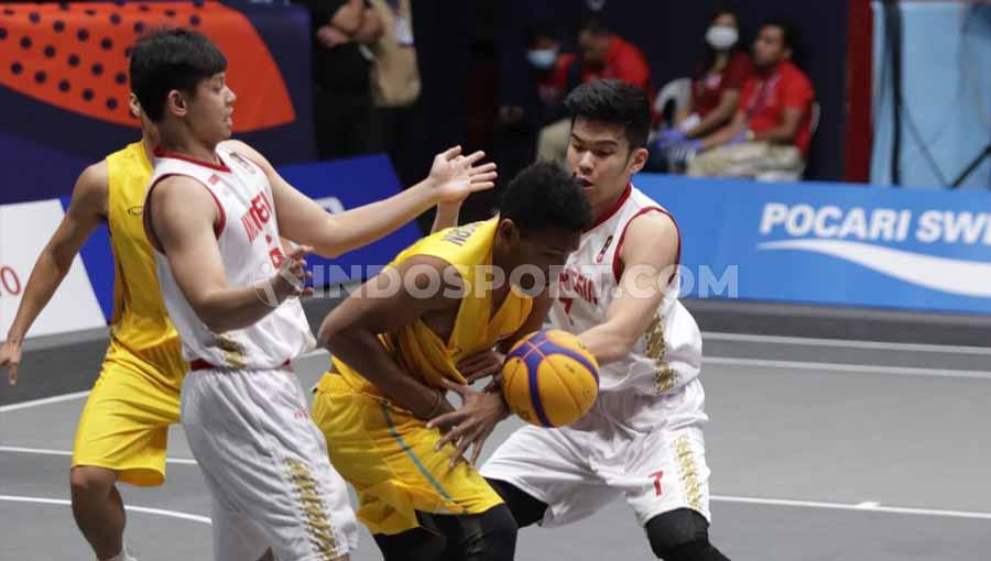 Aksi Timnas Basket 3x3 Indonesia melawan Thailand di Fil Oil Flying Center V, Metro Manila, Senin (02/12/19) kemarin.