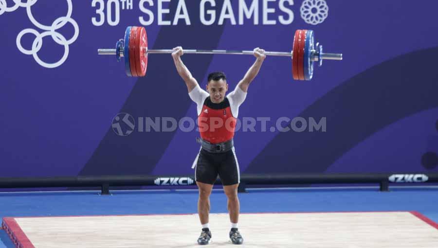 Eko Yuli Irawan raih medali emas angkat besi kelas 61 kilogram putra di Nino Aquino Stadium, Manila, Senin (02/12/19).