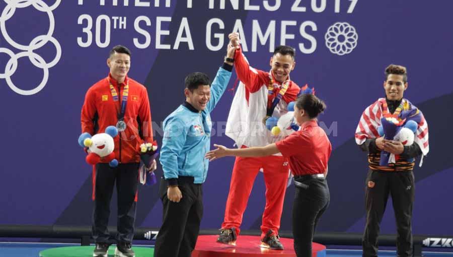 Eko Yuli Irawan raih medali emas angkat besi kelas 61 kilogram putra di Nino Aquino Stadium, Manila, Senin (02/12/19). - INDOSPORT