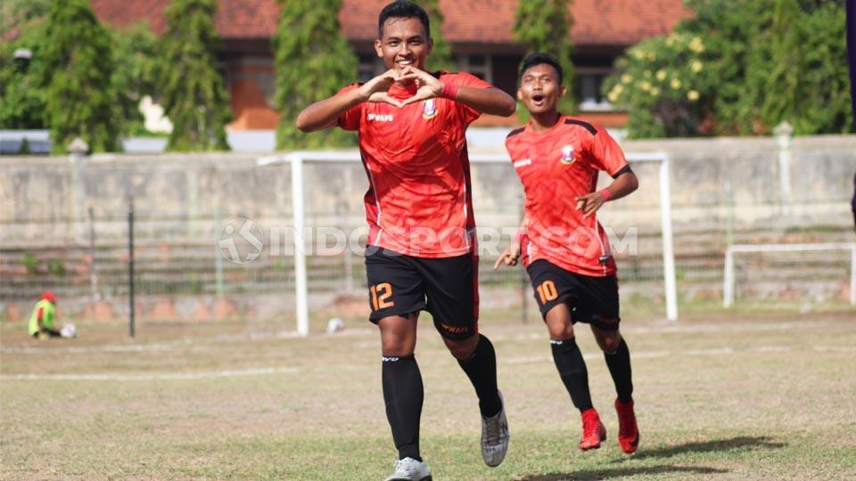 Selebrasi penyerang Perseden Denpasar, Fajar Ferdy Saputra setelah menjebol gawang Persebi Bima pada leg kedua final Liga 3 zona Bali Nusra di Stadion Kompyang Sujana, Denpasar, Senin (2/12/19). Copyright: Nofik Lukman Hakim/INDOSPORT