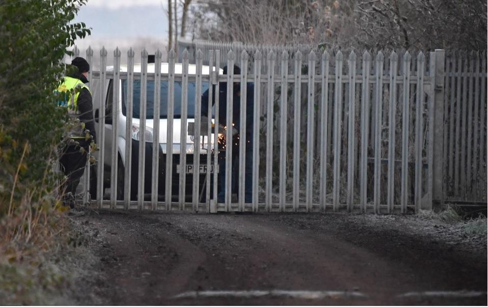 Cuaca dingin di Carrington, tempat latihan Manchester United. Copyright: The Sun.