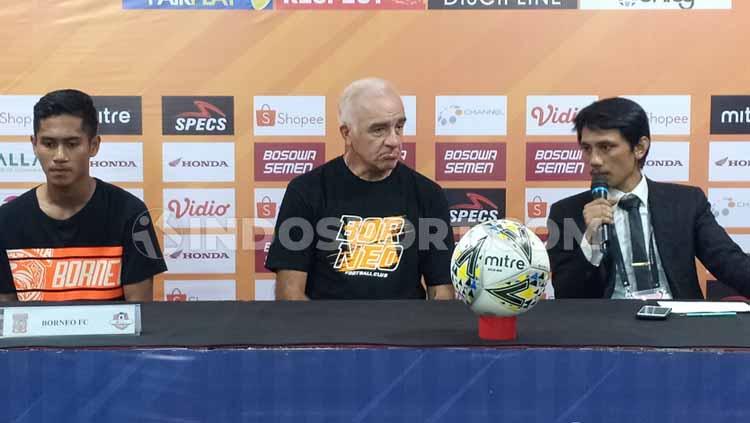 Pelatih klub Liga 1 Borneo FC, Mario Gomez (tengah) didampingi pemainnya M Ikhsan (kiri) saat konferensi pers pasca-laga melawan PSM Makassar. Copyright: Adriyan Adirizky/INDOSPORT