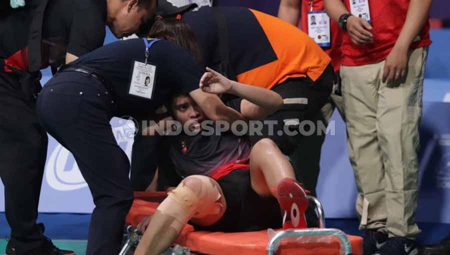 Gregoria Mariska Tunjung mengalami cedera saat melawan Ratchanok Intanon di Muntinlipa Sport Complex, Manila, Selasa (03/12/19). Copyright: Ronald Seger Prabowo/INDOSPORT
