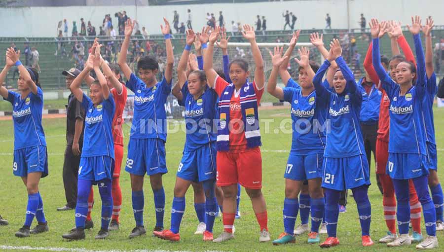 Pemain Persib Putri menghampiri Bobotoh di tribun barat ‎seusai pertandingan leg pertama semifinal Liga 1 Putri 2019 menghadapi Arema FC Putri di Stadion Siliwangi, Kota Bandung, Minggu (01/12/2019).