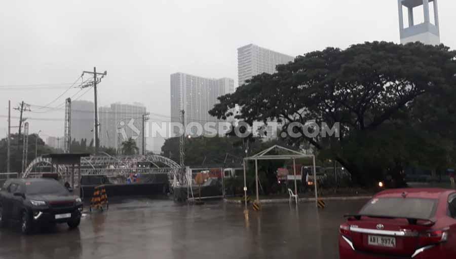 Akibat Badai Kammuri yang menimpa Filipina sejumlah pertandingan dihentikan, salah satunya cabang olahraga tenis yang mengalami penundaan akibat derasnya hujan. - INDOSPORT