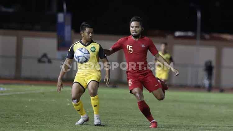 Saddil Ramdani berkutat dengan pemain lawan di laga Indonesia vs Brunei.
